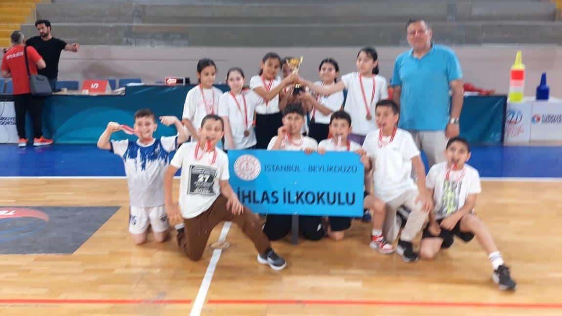 GELENEKSEL ÇOCUK OYUNLARI MENDİL KAPMACA İLÇE BİRİNCİLİĞİ